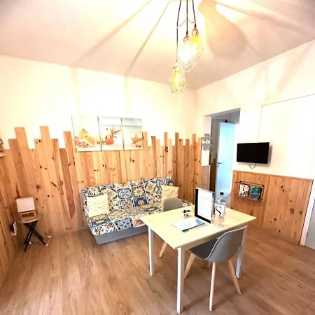 L'alizia アパート サリ・ソランザラ